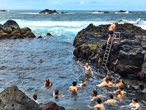 Thermalquelle Ponta da Ferraria auf São Miguel (Azoren)