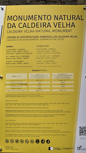 Baden in heißen Quellen im Thermalbad Caldeira Velha auf São Miguel (Azoren)