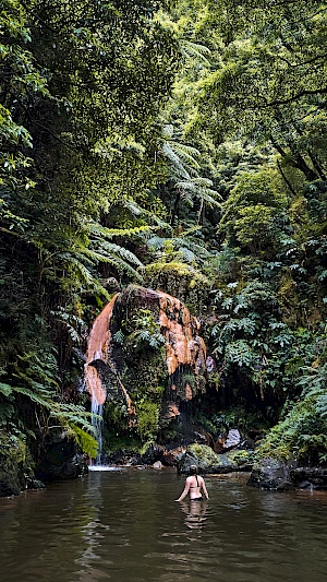 Baden in heißen Quellen im Thermalbad Caldeira Velha auf São Miguel (Azoren)