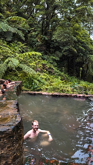 Baden in heißen Quellen im Thermalbad Caldeira Velha auf São Miguel (Azoren)