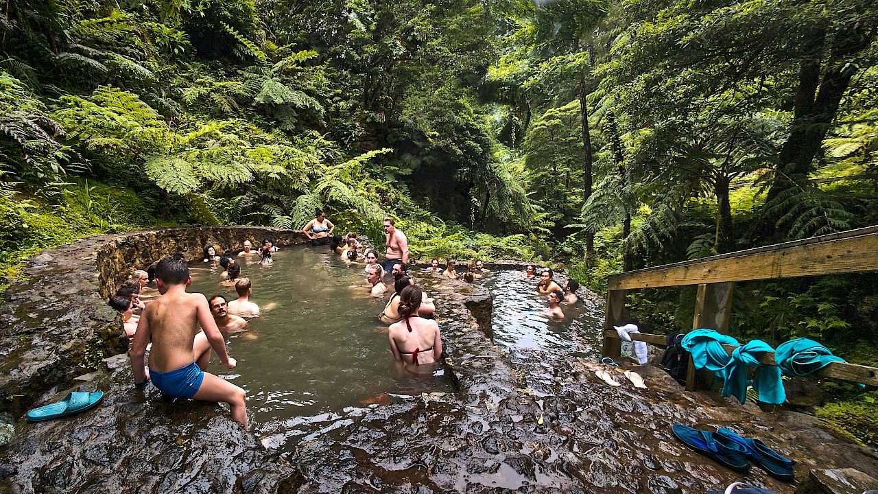 Baden in heißen Quellen im Thermalbad Caldeira Velha auf São Miguel (Azoren)