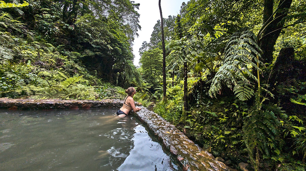 Baden in heißen Quellen im Thermalbad Caldeira Velha auf São Miguel (Azoren)
